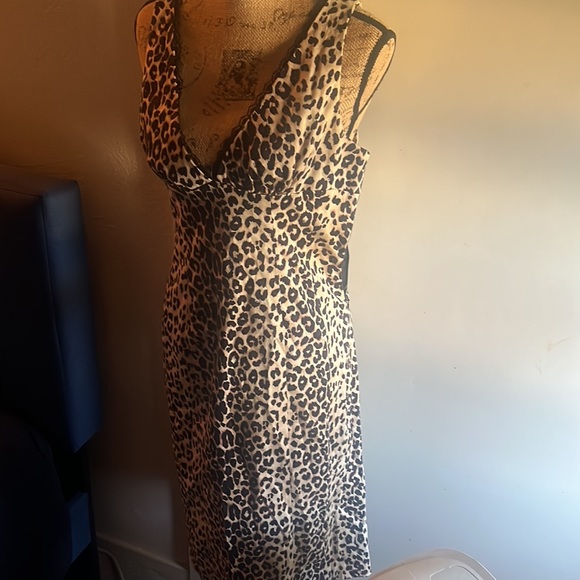 Woman’s cheetah dress made by Bebe size medium great condition very comfortable! - Picture 2 of 6